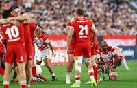 　ウェ-ルズに敗れ、ガックリをひざを突くリーチ・マイケル（右端）＝撮影・山口登