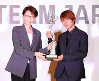 　ＪＯＣの三屋裕子副会長（左）からトロフィーを受け取った堀米雄斗