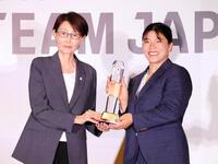 　ＪＯＣの三屋裕子副会長（左）からトロフィーを受け取った鏡優翔