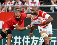 　前半、ゴール前に突進するリーチ・マイケル（右）＝撮影・山口登