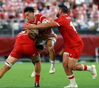 　後半、日本代表・李承信（中央）は突進するもディフェンスに阻まれる（撮影・山口登）