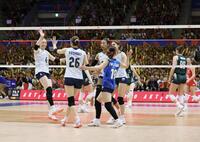 　第２セット、得点し喜ぶ石川真佑（左端）