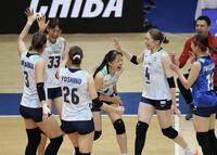 　第３セット、得点し喜ぶ石川真佑（４）、秋本美空（３３）ら（撮影・石井剣太郎）