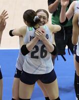 　試合を制し、佐藤淑乃（手前）と抱き合う石川真佑（撮影・石井剣太郎）