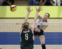 　第１セット、スパイクを放つ石川真佑（撮影・石井剣太郎）