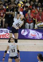 　第１セット、サービスエースを決める佐藤淑乃（撮影・石井剣太郎）