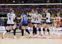 　第２セット、得点を決め喜ぶ島村春世（中央）