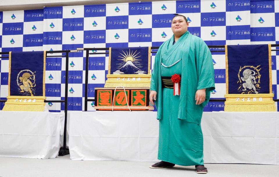 　土俵入りで使う三つぞろいの化粧まわしを贈られた大の里