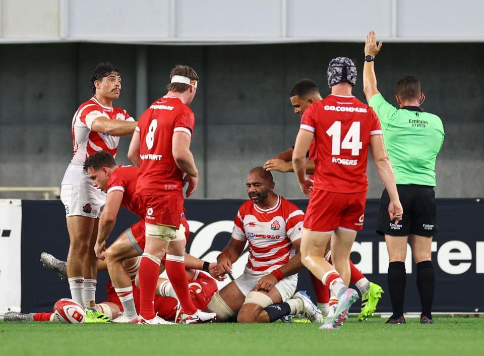 　前半、ウェールズにトライを決められ、肩を落とすリーチ・マイケル（中央右）ら日本代表フィフティーン（撮影・山口登）