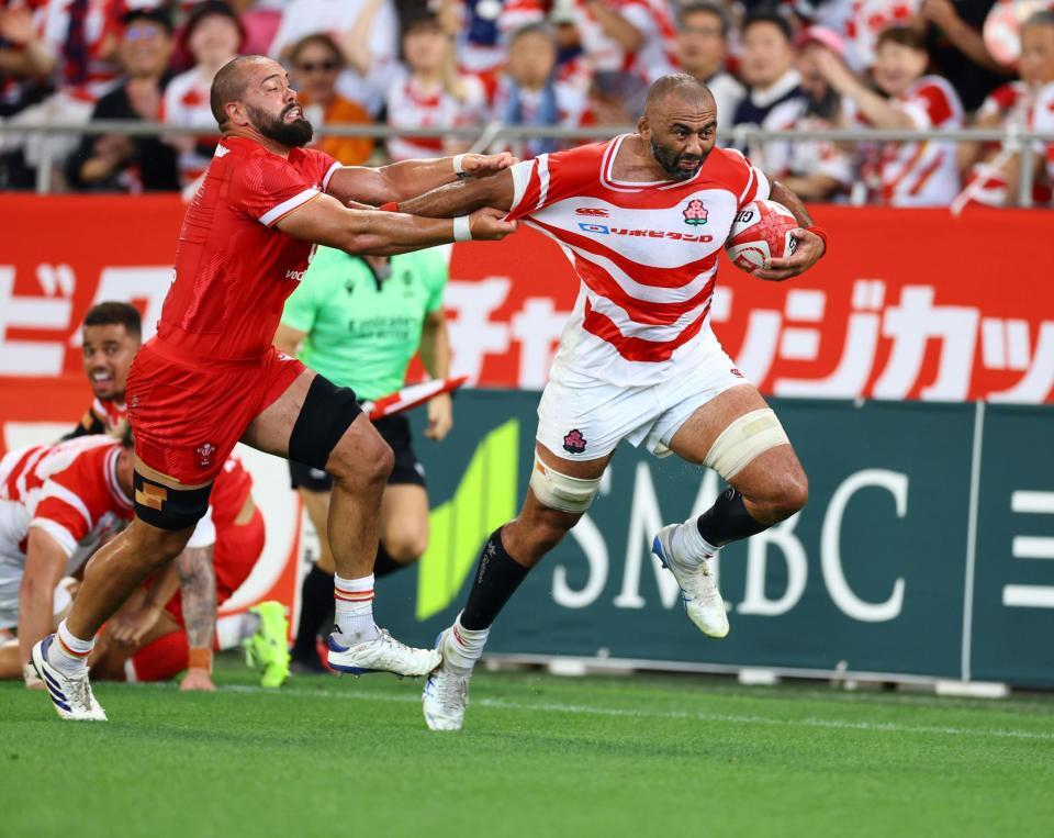 　前半、ゴール前に突進するリーチ・マイケル（右）＝撮影・山口登