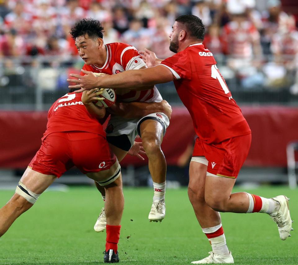 　後半、日本代表・李承信（中央）は突進するもディフェンスに阻まれる（撮影・山口登）