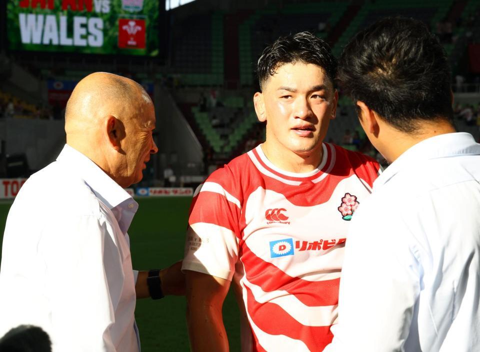 　エディー・ジョーンズＨＣ（左）から声を掛けられる李承信（撮影・山口登）