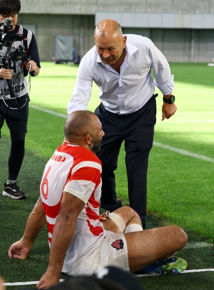 　試合を終え、リーチ・マイケル（下）に声を掛けるエディー・ジョーンズＨＣ（撮影・山口登）