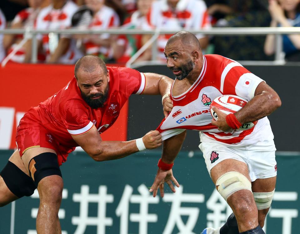 　前半、ゴール前に突進するリーチ・マイケル（右）＝撮影・山口登