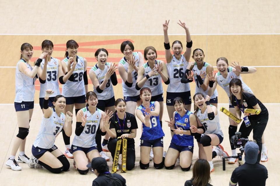 　試合を制し喜ぶ石川真佑（後列左端）＝撮影・石井剣太郎