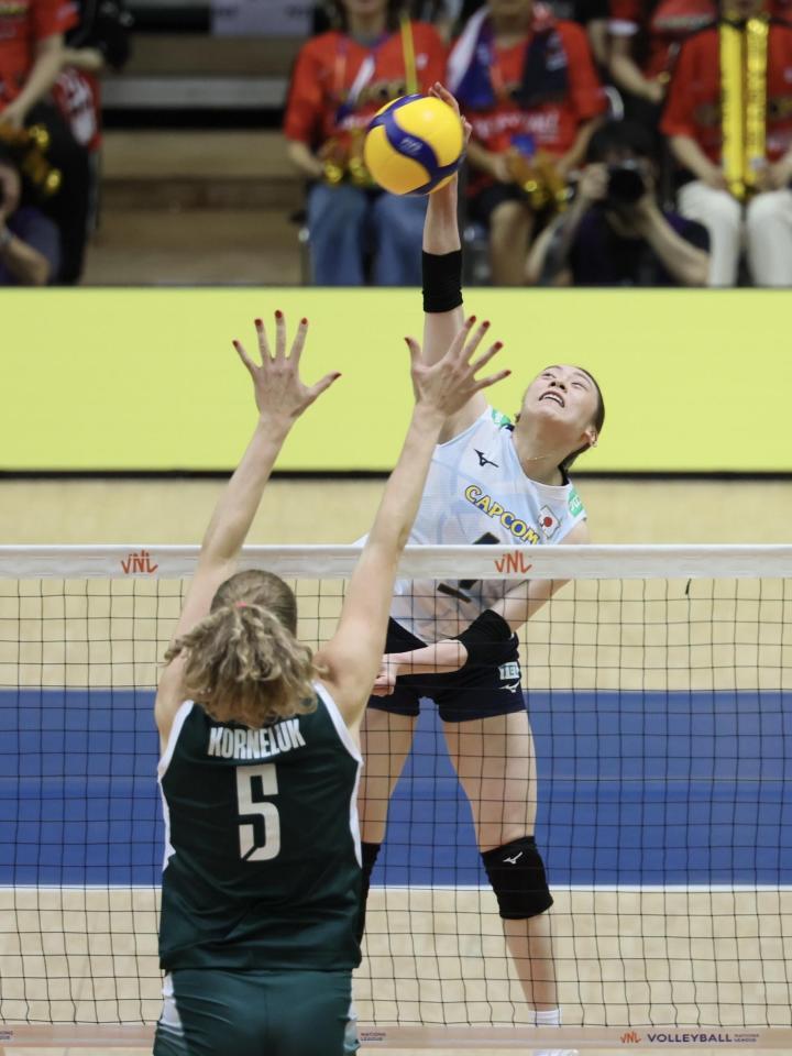 　第１セット、スパイクを放つ石川真佑（撮影・石井剣太郎）