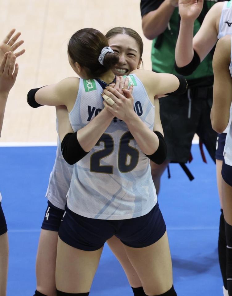 　試合を制し、佐藤淑乃（手前）と抱き合う石川真佑（撮影・石井剣太郎）