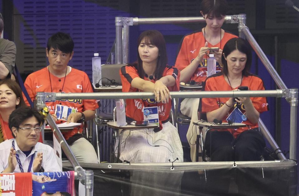 　観戦に訪れた大友愛さん（中央）＝撮影・石井剣太郎