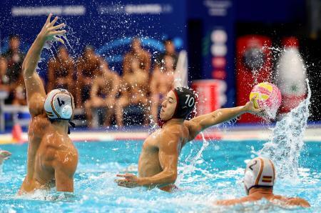 　男子１次リーグ　スペイン戦でプレーする稲場（中央）＝シンガポール（ロイター＝共同）