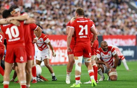 　ウェールズに敗れ、ガックリをひざを突くリーチ（右端）