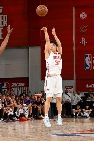 　ブルズの一員としてキングズ戦でシュートを放つ河村＝ラスベガス（ＮＢＡＥ・ゲッティ＝共同）