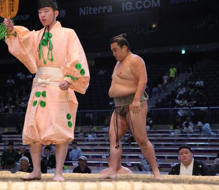 　藤武蔵に敗れ、ガックリと引き揚げる朝阪神（撮影・坂部計介）