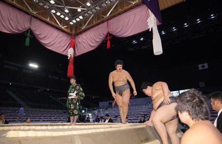 　激しい相撲の末、土俵下に落ちた東颯海（左）と末冨（撮影・坂部計介）