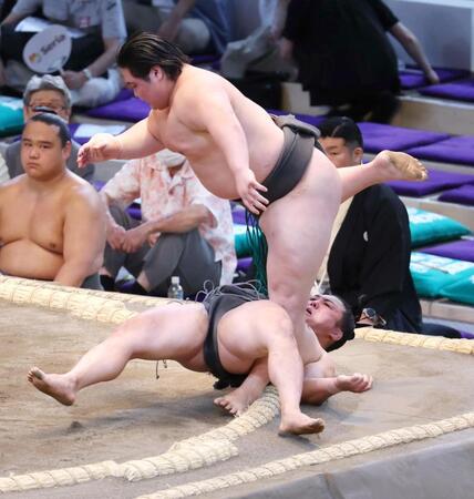 　はたき込みで福崎に敗れる炎鵬