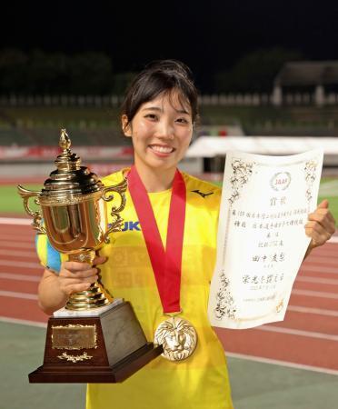 　女子七種競技で優勝し、笑顔の田中友梨＝岐阜長良川競技場