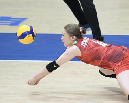 　第３セット、レシーブをする石川真佑（撮影・伊藤笙子）