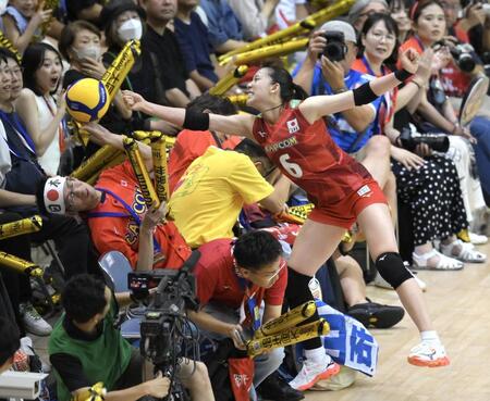 　第２セット、コート外に出たボールに手を伸ばす関菜々巳（撮影・伊藤笙子）