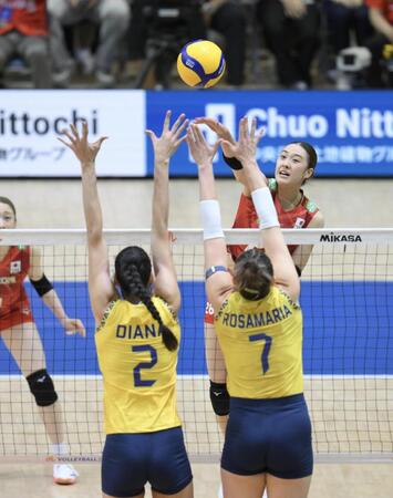 　第２セット、スパイクを放つ佐藤淑乃（撮影・伊藤笙子）