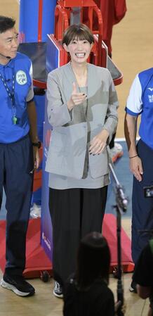 　試合前のコイントスを行う石井優希さん（撮影・伊藤笙子）