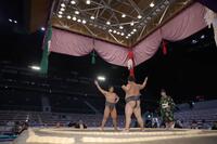 　ＩＧアリーナ初取り組みとなった東颯風（奥）と末冨（撮影・坂部計介）