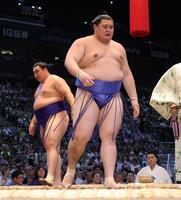 　寄り切りで欧勝馬（左）を下した大の里（撮影・坂部計介）