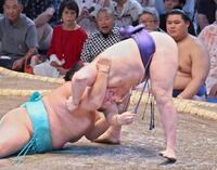 　安青錦（右）が内無双で琴桜を破る