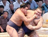 　高安（右）を攻める豊昇龍