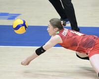 　第３セット、レシーブをする石川真佑（撮影・伊藤笙子）