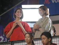 　試合前、談笑する木村沙織さん（左）と古賀紗理那さん（撮影・伊藤笙子）