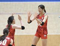 　第３セット、スパイクを決め喜ぶ秋本美空（撮影・伊藤笙子）