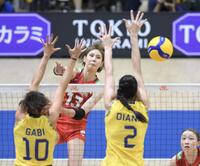 　第２セット、スパイクを打つ和田由紀子（撮影・伊藤笙子）