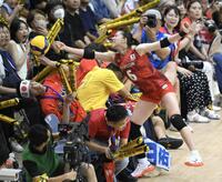 　第２セット、コート外に出たボールに手を伸ばす関菜々巳（撮影・伊藤笙子）