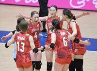 　第１セット、ポイントを奪い喜ぶ日本代表（撮影・伊藤笙子）