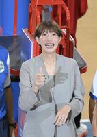 　試合前のコイントスを行う石井優希さん（撮影・伊藤笙子）