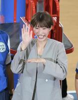 　試合前のコイントスを行う石井優希さん（撮影・伊藤笙子）