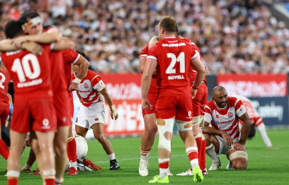 　ウェールズに敗れ、ガックリをひざを突くリーチ（右端）