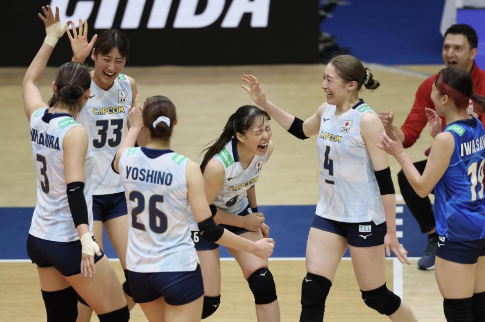 　第３セット、得点し喜ぶ石川真佑（４）、秋本美空（３３）ら（撮影・石井剣太郎）