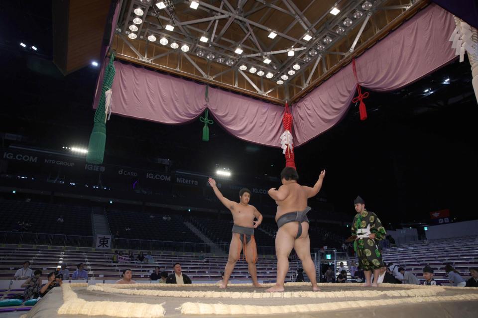 　ＩＧアリーナ初取り組みとなった東颯風（奥）と末冨（撮影・坂部計介）
