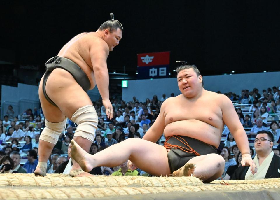 　朝乃山（左）がすくい投げで夢道鵬を下す