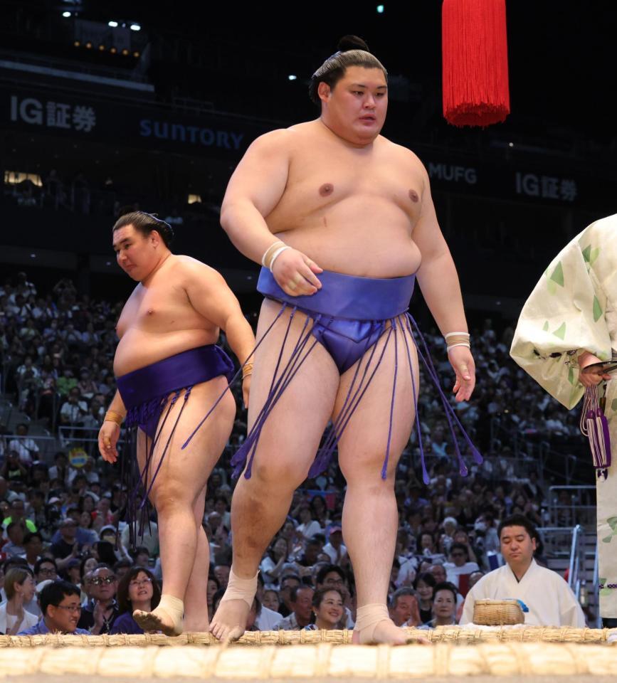 　寄り切りで欧勝馬（左）を下した大の里（撮影・坂部計介）